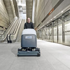Grau-weiße nilfisk scheuersaugmaschine ba 751 c mit modernem, schlankem design für effiziente bodenreinigung