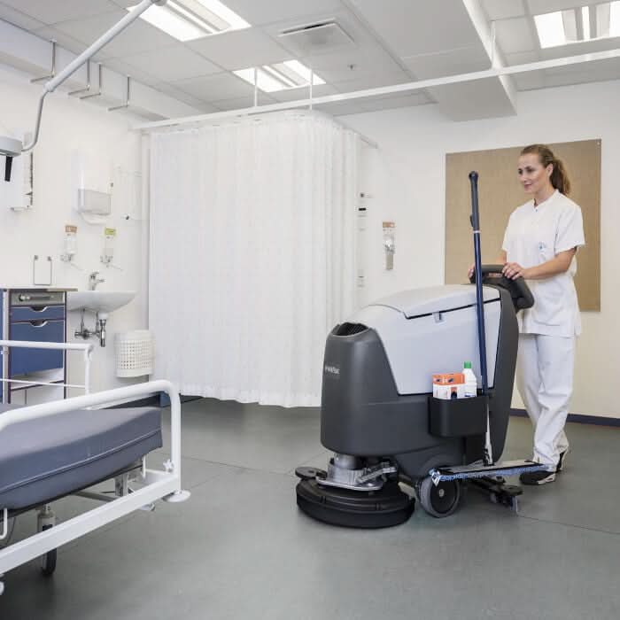 Nilfisk scheuersaugmaschine ba551 d graue und schwarze industrielle bodenreinigungsmaschine mit langem griff für krankenhaus und gewerbe