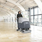 Nilfisk scheuersaugmaschine ba851 in grau und schwarz mit modernem design inklusive ladegerät