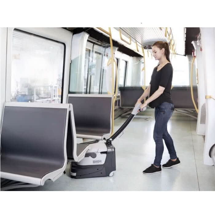 Schwarz-weißer elektrischer sitzlift aus metall für öffentliche verkehrsmittel im nilfisk scheuersaugmaschine sc250