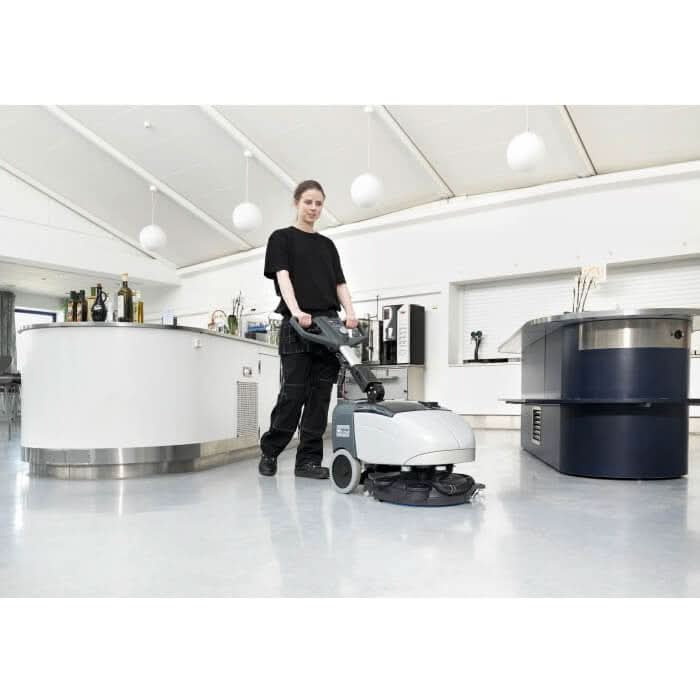 Grau-schwarze industriebodenschleifmaschine nilfisk scheuersaugmaschine sc351 mit bediengriff in komplettansicht