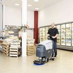 Grau weiße nilfisk scheuersaugmaschine sc401 b kombi mit blauem bürstenkopf für die industriebodenreinigung