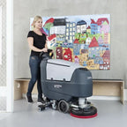 Nilfisk scheuersaugmaschine sc401 bd grauer und silberner bodenschrubber mit rotem reinigungspad