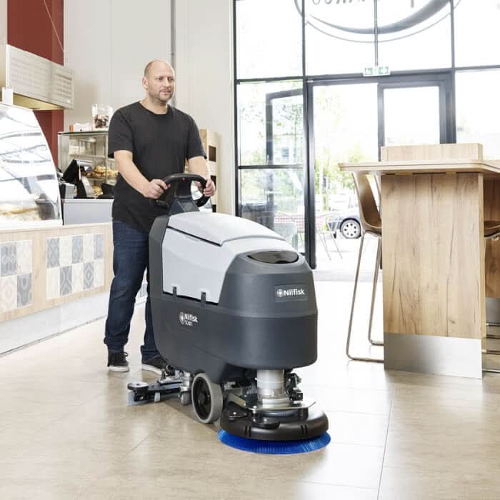 Nilfisk scheuersaugmaschine sc401 bd in grau und weiß mit blauem bürstenkopf für effiziente bodenreinigung