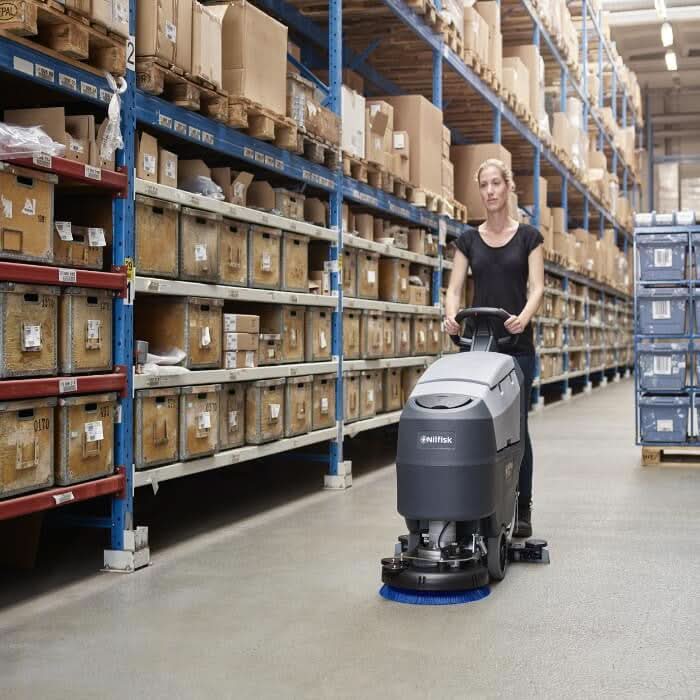 Grau schwarzer nilfisk scheuersaugmaschine sc401 bd kombi mit blauem bürstenkopf für lagerböden