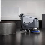 Nilfisk scheuersaugmaschine sc500 53 b komplett mit grauem und silbernem hilisk xc300 bodenreiniger und blauem bürstenkopf