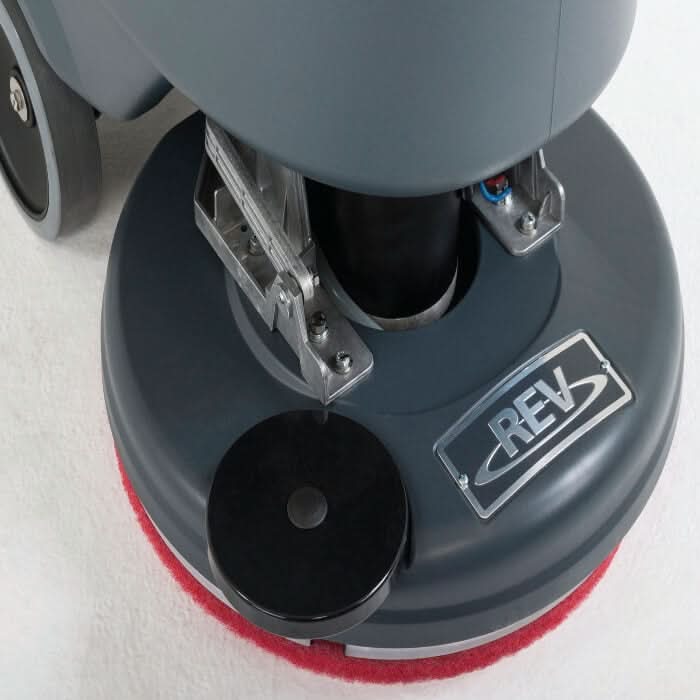 Graue rev bodenpoliermaschine nilfisk scheuersaugmaschine sc500 mit rotem scheuerpad und schwarzer mittelkappe