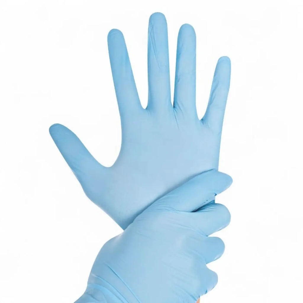 Hand mit hellblauen puderfreien nitrilhandschuhen rapid-on aus 100er bestandsartikel