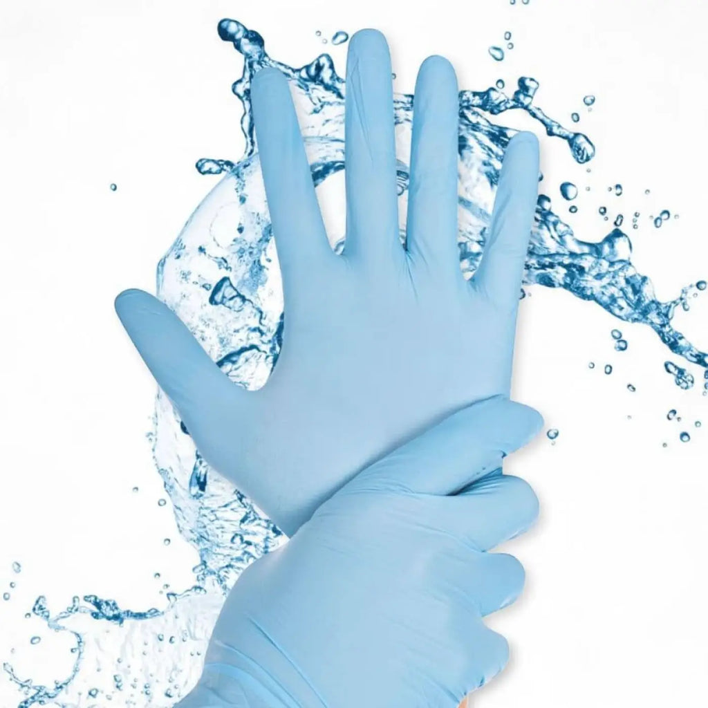 Lichtblaue puderfreie nitrilhandschuhe rapid-on aus latexfreiem material werden an den händen getragen