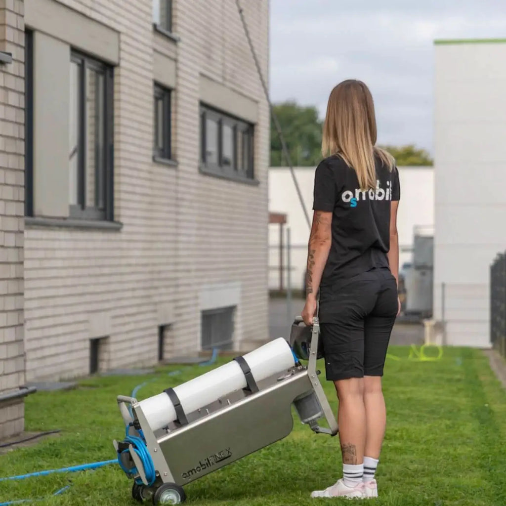 Osmobil one x silberne metallische emobilimax mit weißem zylinder und blauen schläuchen für glasfassaden- und pv-reinigung