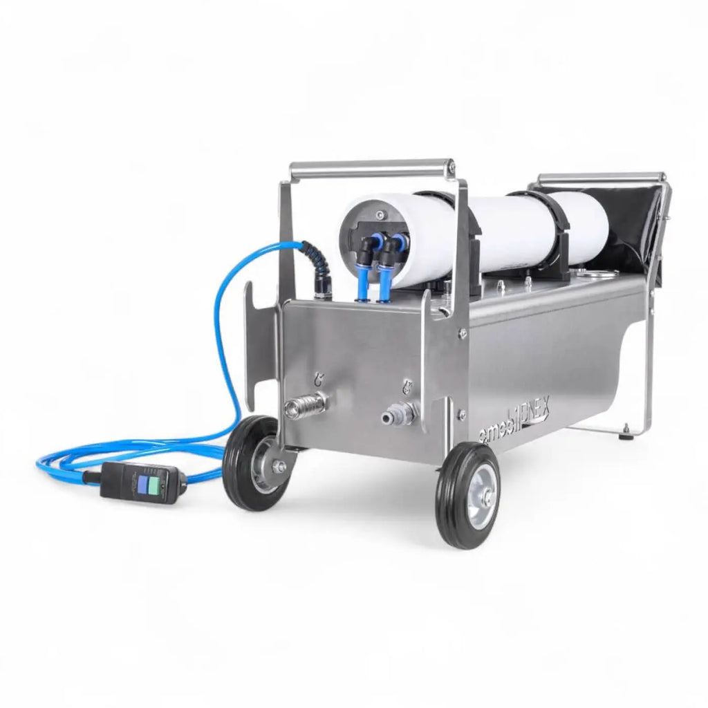 Osmobil one x silberner edelstahl wasserfilterwagen mit weißen zylindrischen filtern und blauen schläuchen