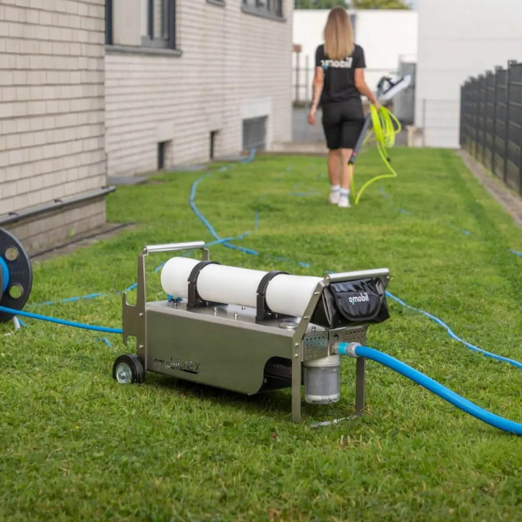 Silberner metallischer gartenschlauchwagen osmobil one x mit weißem zylindertank und schwarzer tasche für reinigung von glas fassaden und pv