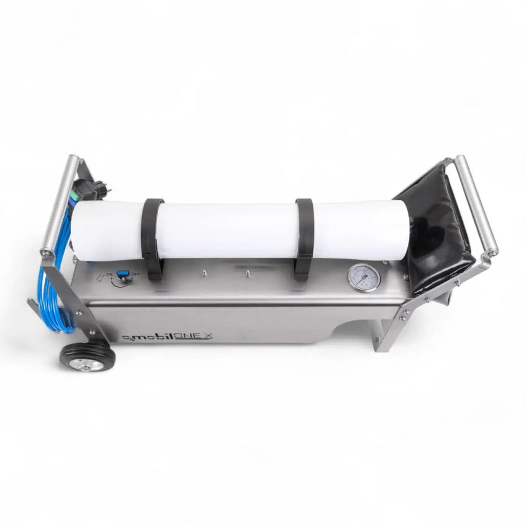 Osmobil one x portable vakuumpumpe in silber mit weißem zylinder, schwarzen gummibändern und blauen schläuchen zur glasreinigung