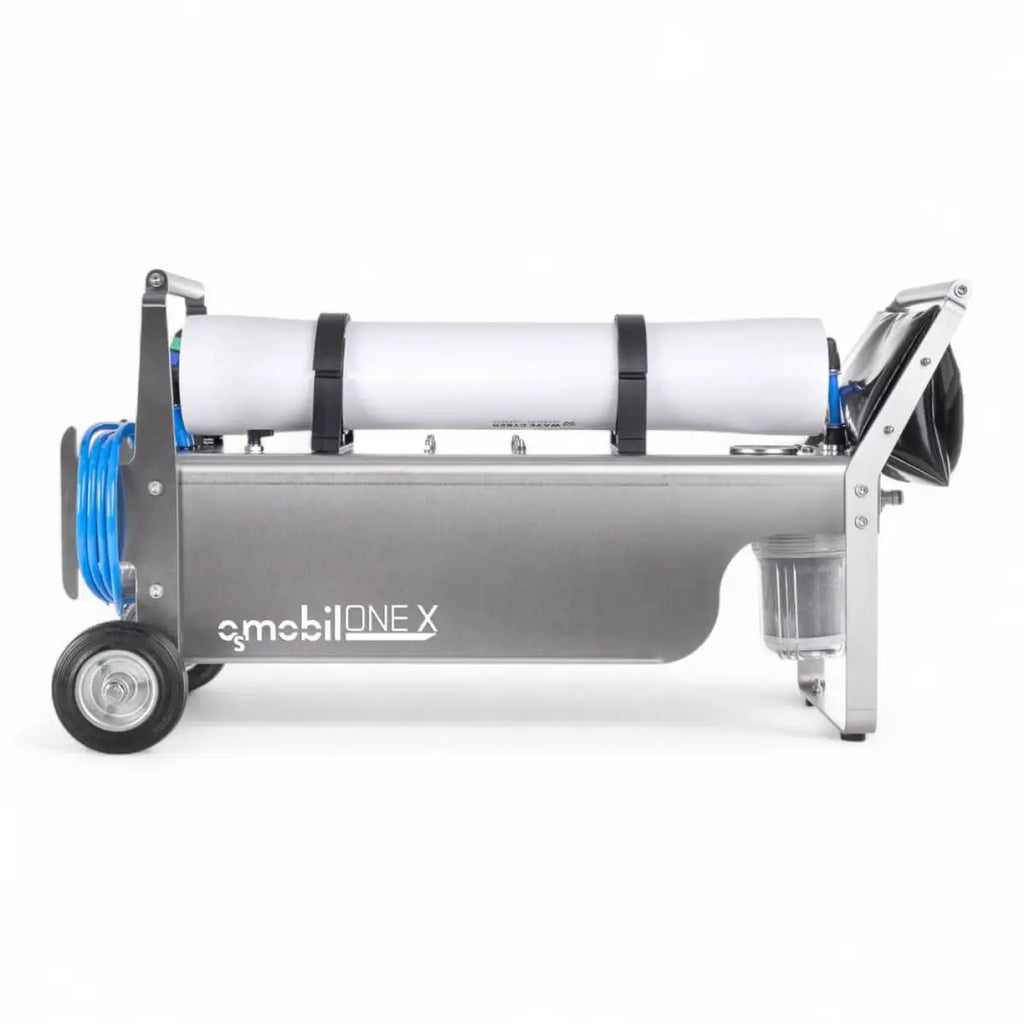 Silberne metallische tragbare wasserfiltrationseinheit osmobil one x mit weißem zylindrischem filtergehäuse und blauen schlauchspiralen für glas fassaden und pv reinigung