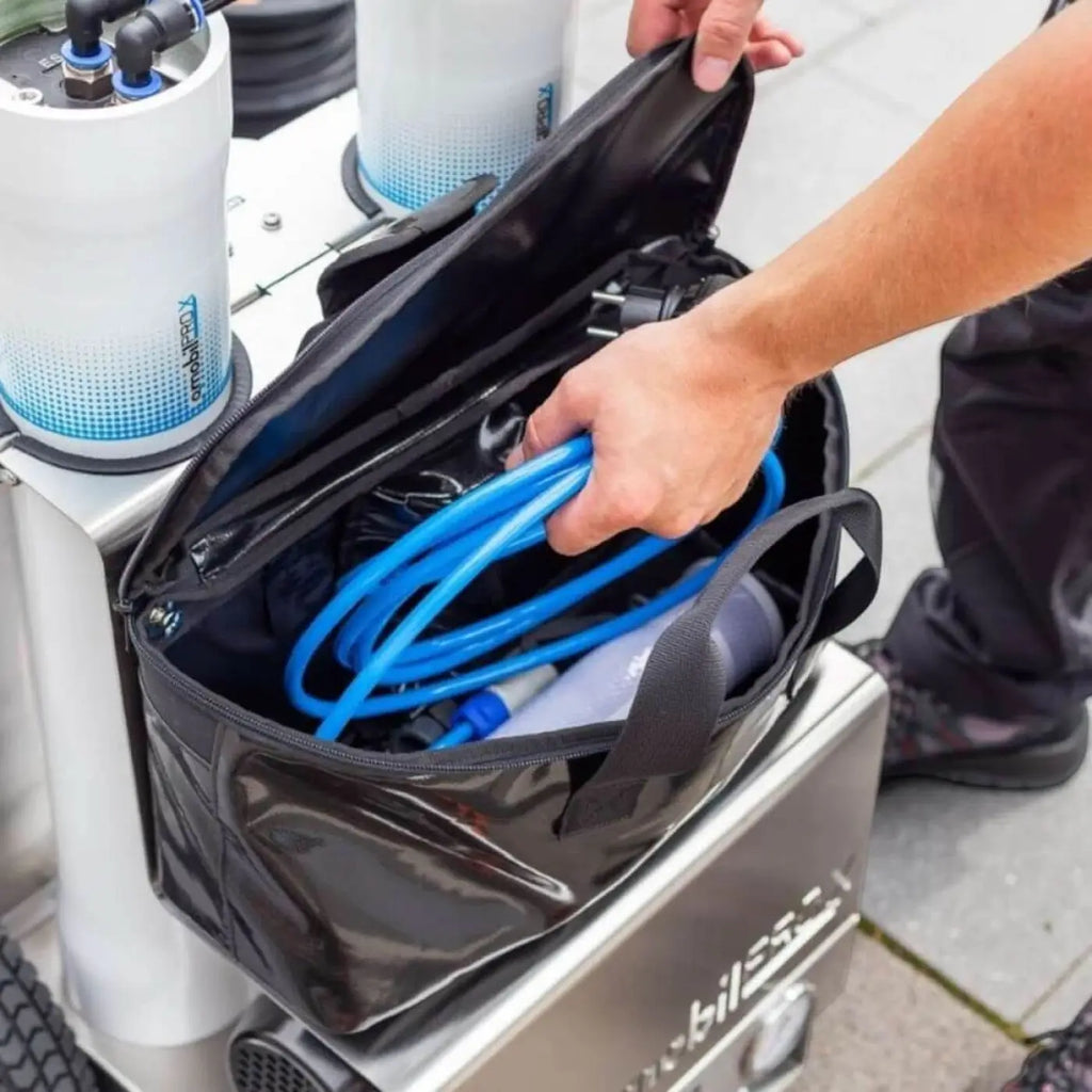 Osmobil pro x schwarzer wasserdichter tasche mit blauen schläuchen für glas pv und fassadenreinigung