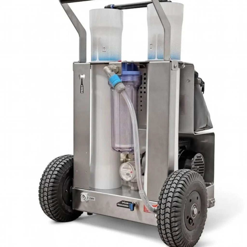 Silberner edelstahl mobiler wasserfilterwagen osmobil pro x mit zwei weißen filtrelementen und schwarzen reifen