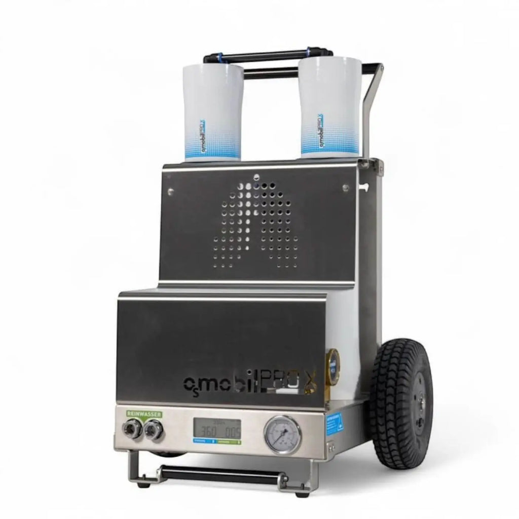 Silber-schwarzes industrietaugliches mobiles wasserfiltersystem osmobil pro x mit zwei weißen zylindrischen filtern für glas pv und fassadenreinigung