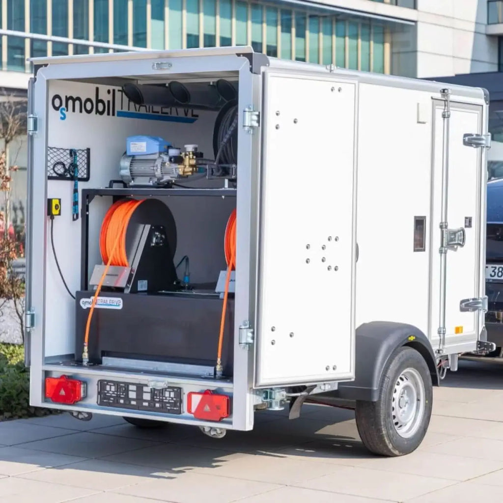 Weißer osmobil trailer v2 utility anhänger mit silbernem rahmen und orangen schweißschläuchen innen industrialausrüstung