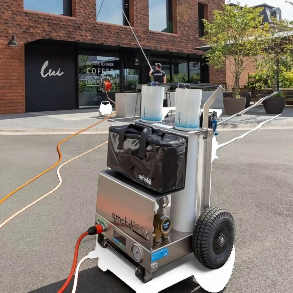 Silberne mobile metallkaffeemaschine mit schwarzer isoliertasche und amobil logo profi-set xl für osmosereinigung