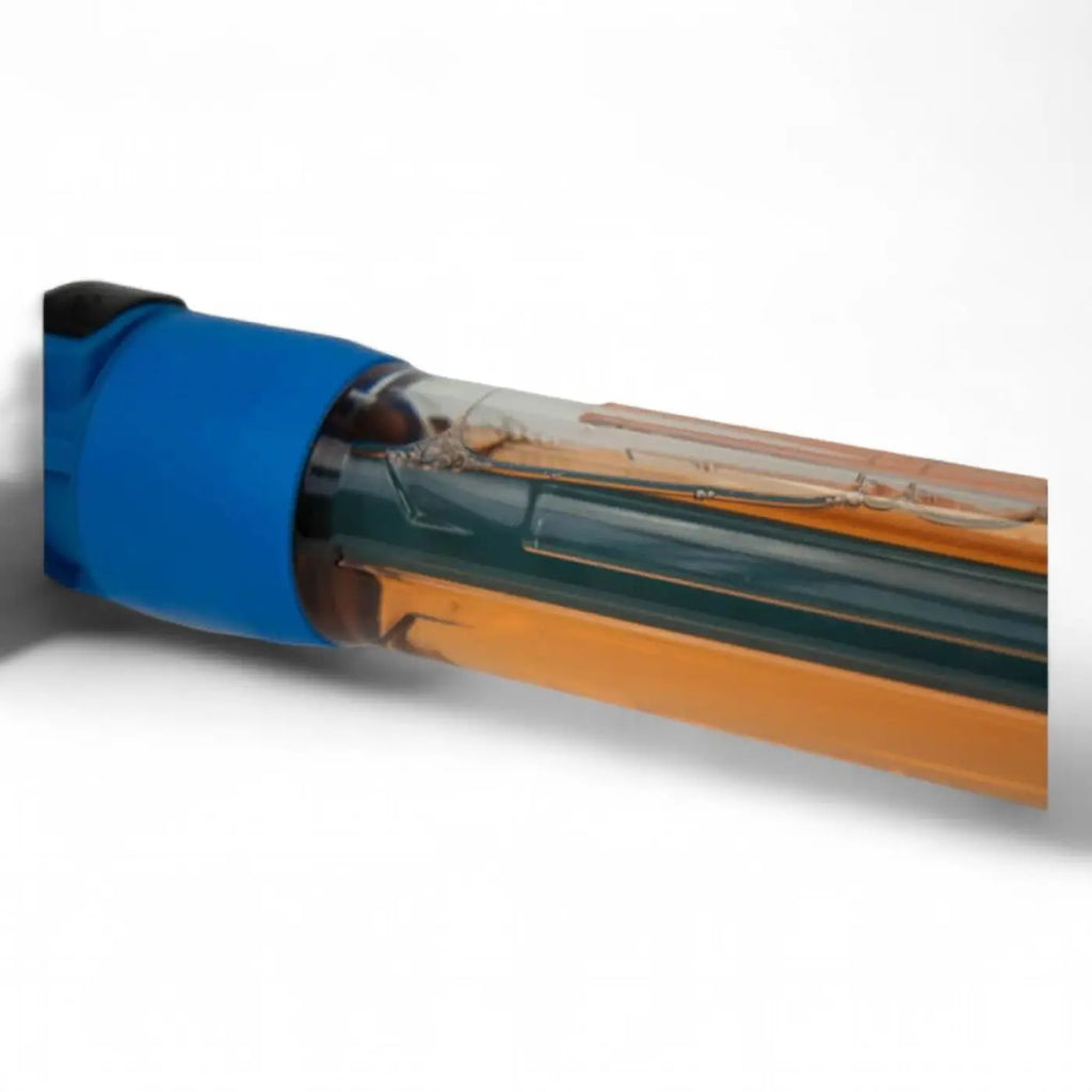 Seifendosierer für die osmosereinigung mit blau-orange uv-licht rohr und schwarzer korkenkappe