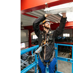Ein arbeiter installiert die absturzsicherung skylotec peanut i hsg-021-1,8-1 an roten metallträgern