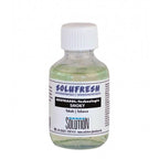 Eine klare glasflasche mit weißem schraubverschluss enthält hellgrüne solufresh duftkonzentrat smoky tabak rauch