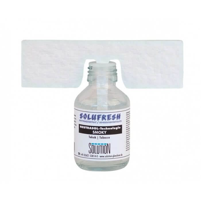 Klare glasflasche mit weißem etikett und blauer und schwarzer schrift solufresh smoky tobacco solution duftkonzentrat