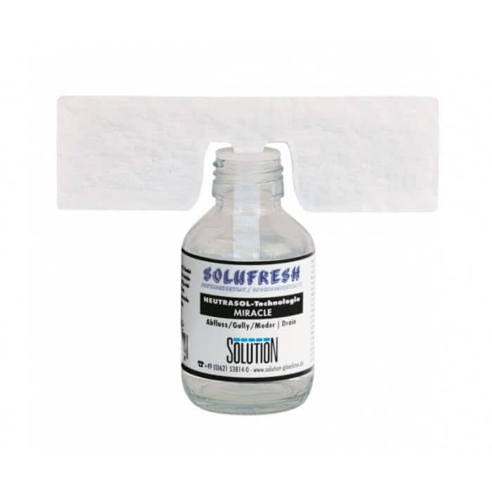 Klare glasflasche mit weißem etikett und blauer schwarzer schrift solufresh neutrasol technologie miracle lösung für raumduft