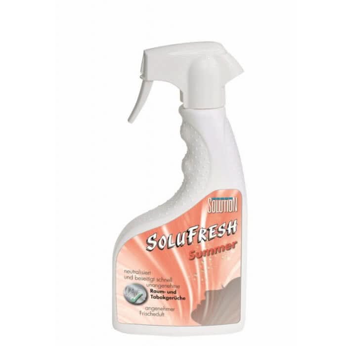 Weiße plastik-sprühflasche mit pfirsich- und grauem etikett solufresh raumspray summer 500ml für raum-tabak