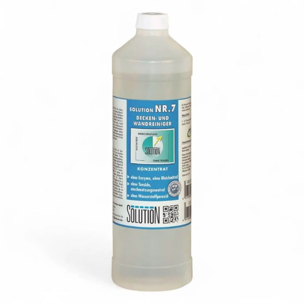 Klare plastikflasche mit weißem deckel und lichtblauem etikett solution nr 7 zur reinigung von decken und wänden