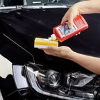 Rote sonax autohartwax wachs flasche mit weißem verschluss über einem gelben schwamm für metallic und bunt lacke