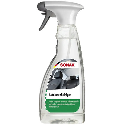 Clear plastic sprayflasche mit weißem und grauem abzug, beschriftet mit sonax autolinenreiniger zur reinigung von fahrzeuginnenräumen