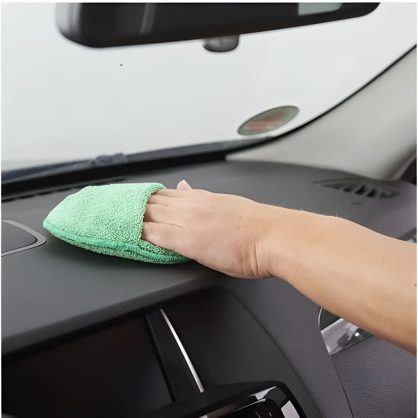 Grünes mikrofasertuch für autoinnenräume sonax microfaserpflegepad zur schonenden reinigung des armaturenbretts