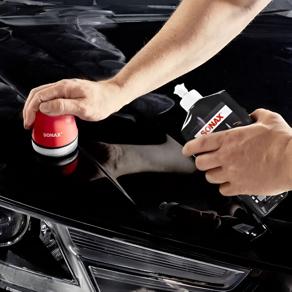 Roter sonax autopolierpad mit weißem und schwarzem gummigriff für polish und wax color 500ml