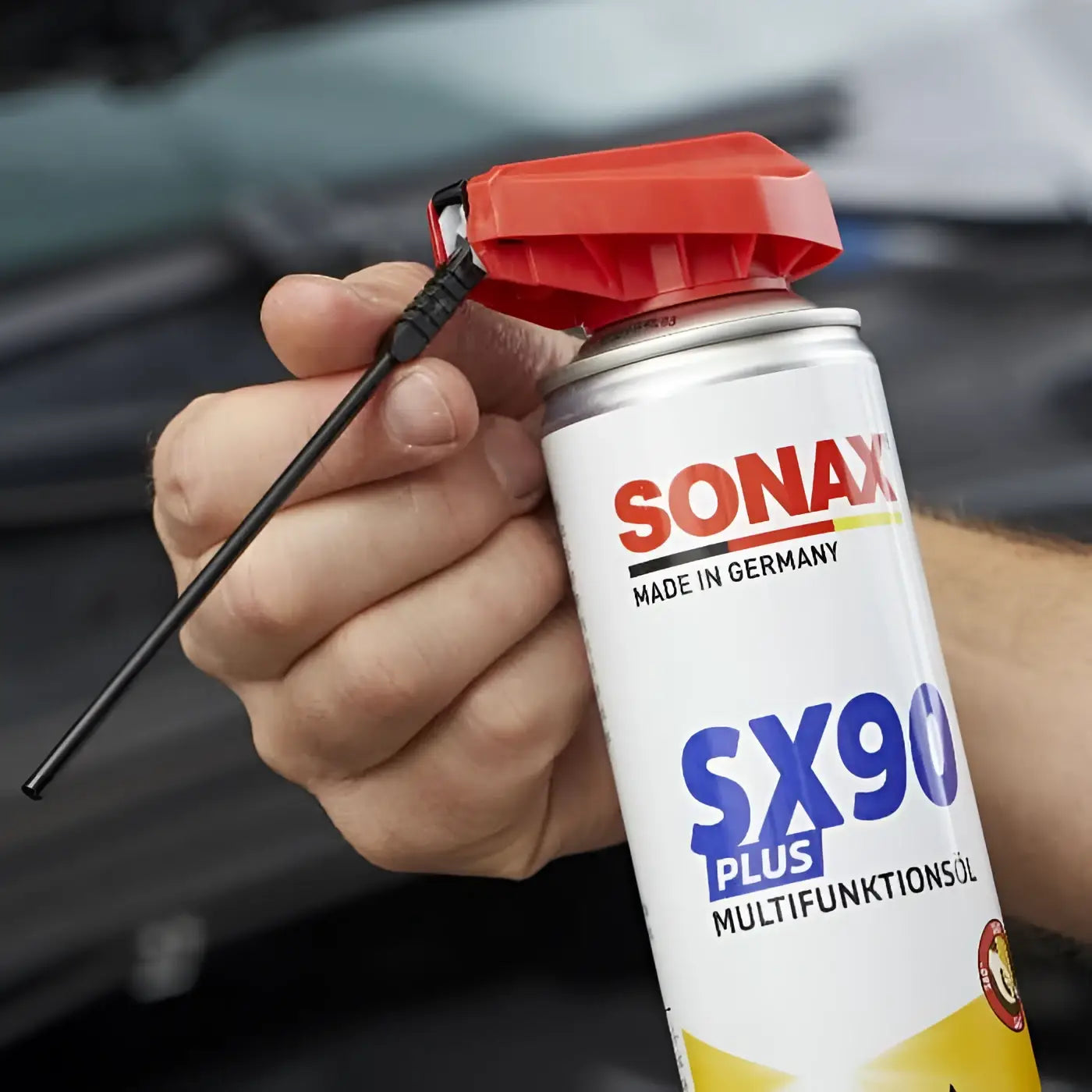 Silberne sonax professional sx90 plus multifunktionsöl spraydose mit rotem sprühkopf und schwarzem abzuggriff