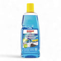 Blaues antifrost und klarsicht konzentrat von sonax in transparenter flasche mit gelbem verschluss citrus variant