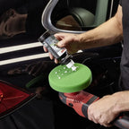 Mann trägt Sonax Profiline Perfect Finish 250ml auf Polierschwamm auf, Fahrzeuglack wird mit SONAX Reinigungsmittel gepflegt.