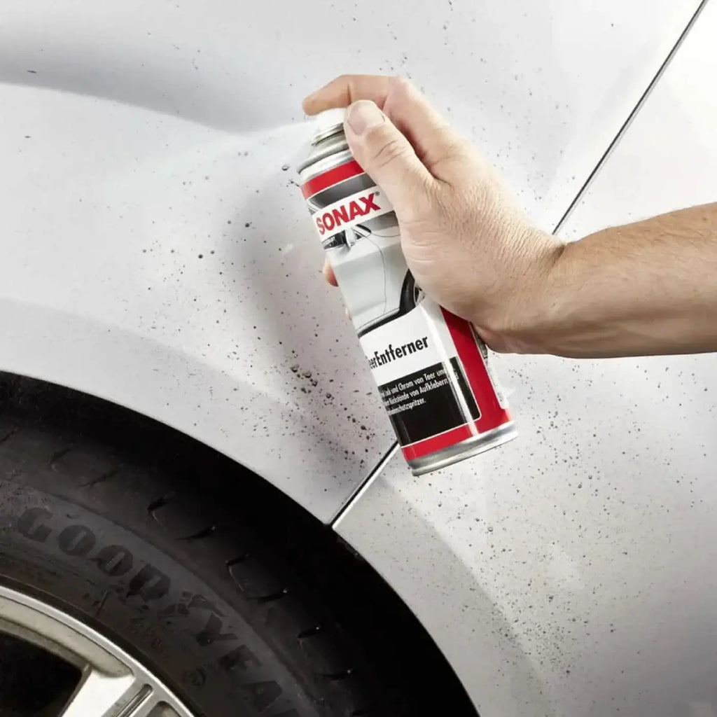 Hand hält rote und weiße sonax teerentferner 300ml spraydose für autopflege und detailing