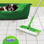 Grüner swiffer sweep mop mit weißem mikrofaserkopf und grünem griff für trockene anti-staub bodentücher 36 stück