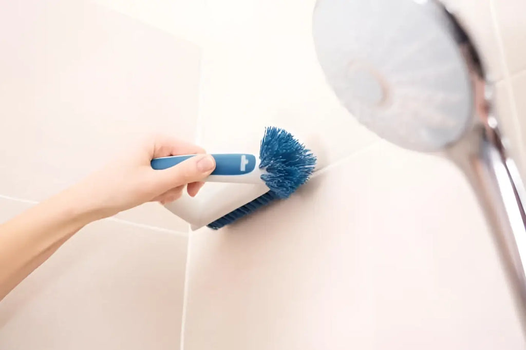 Blau-weiße unger eckreinigungsbürste mit dichten borsten zur reinigung von fliesenfugen