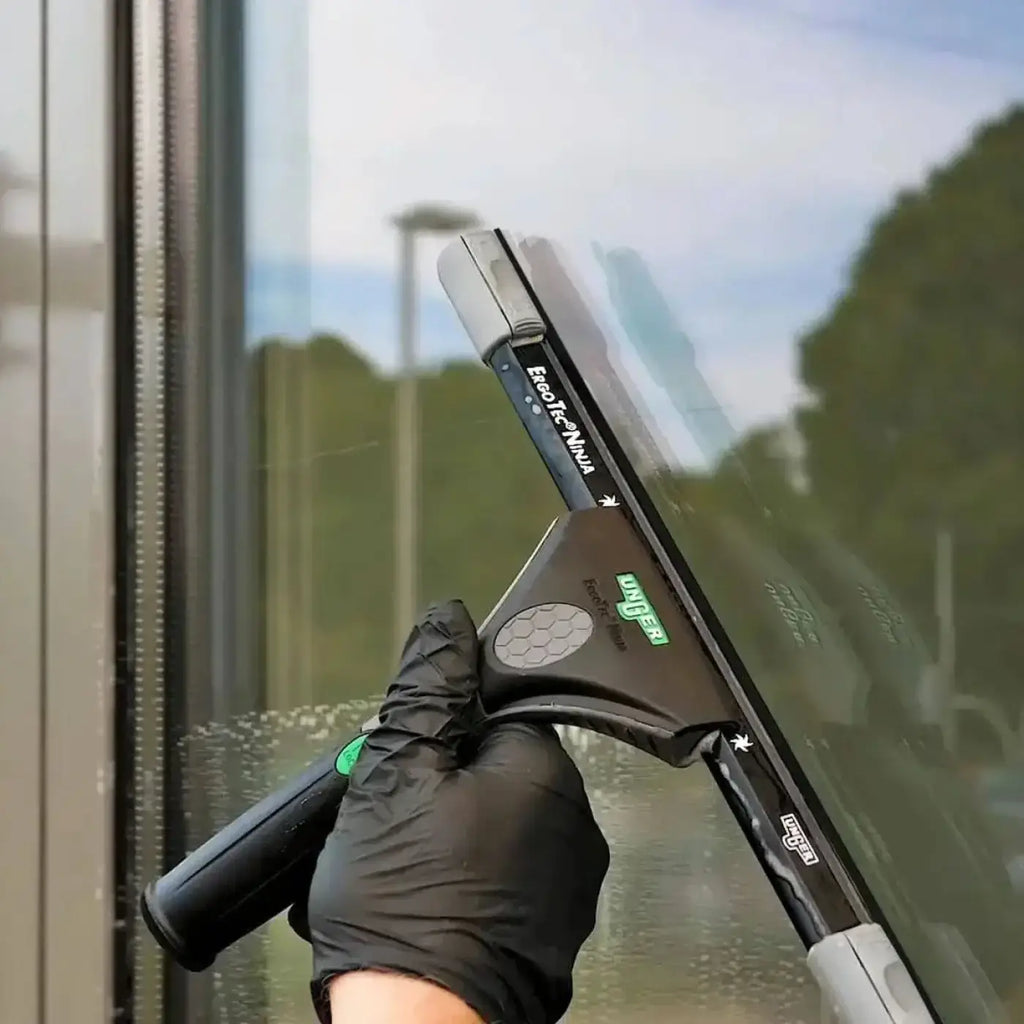 Black und grauer ung ergotec ninja fensterwischer mit texturiertem griff von moyer aus eco-tec material