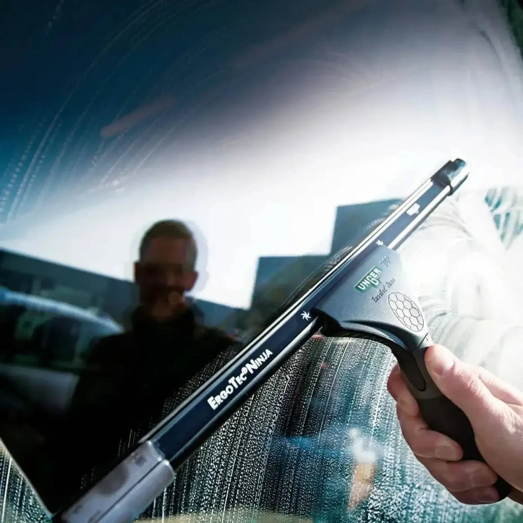 Unger ergotec ninja fensterwischer schwarz und silber mit strukturiertem griff und 40 grad winkel