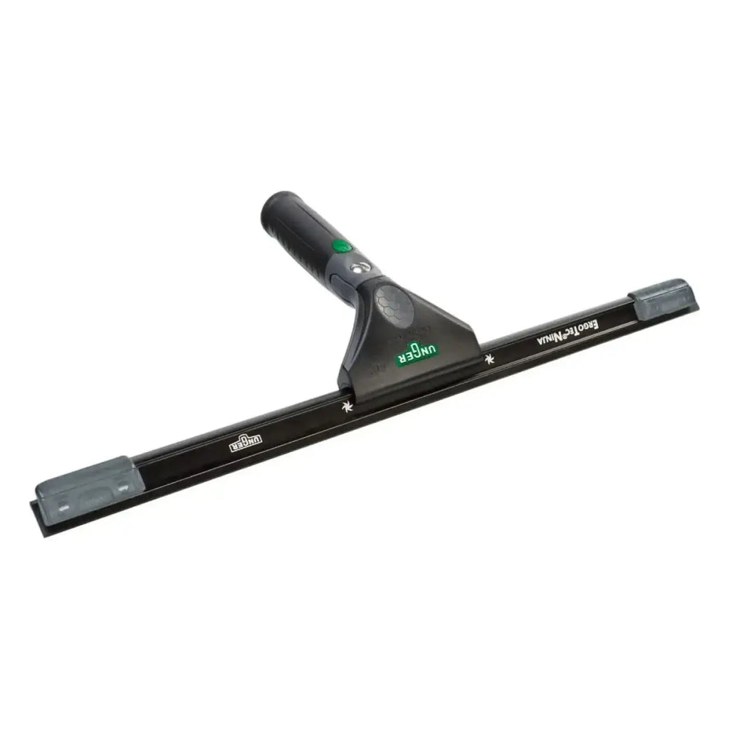 Schwarzer unger ecopro ninja fensterschaber mit texturiertem griff und grauen gummierten kanten im ergo tec set