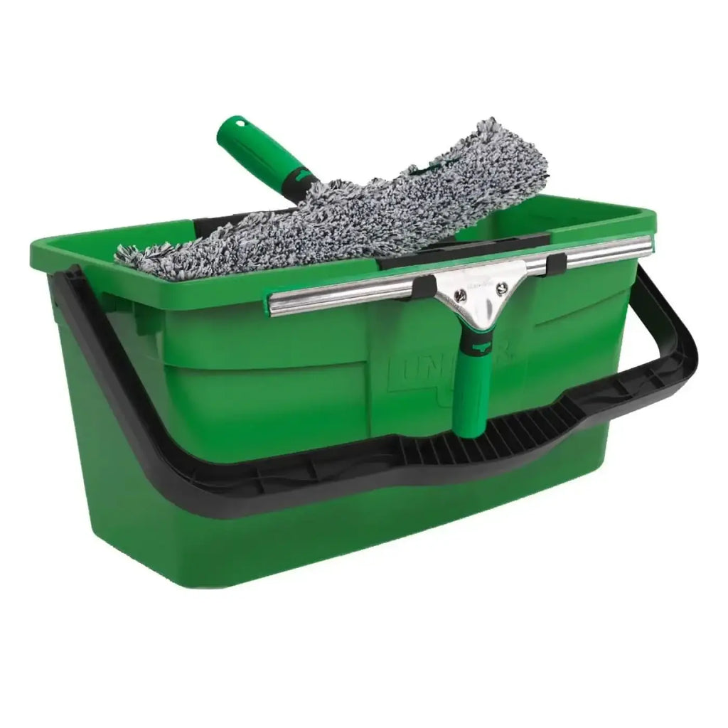 Grüner plastik-eimer mit schwarzem griff und metall-wischerhalter mit grauem mikrofaser-wischkopf im unger ergotec profi glasreinigungsset ak013