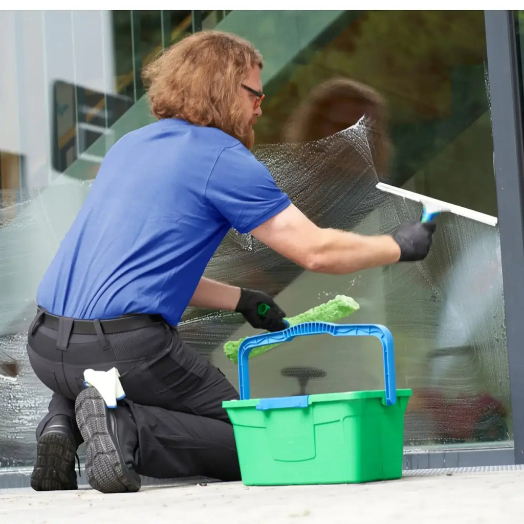 Grüner plastik-eimer mit blauem griff im unger greenlabel fensterreinigungs-set gtk35 für fensterreinigung