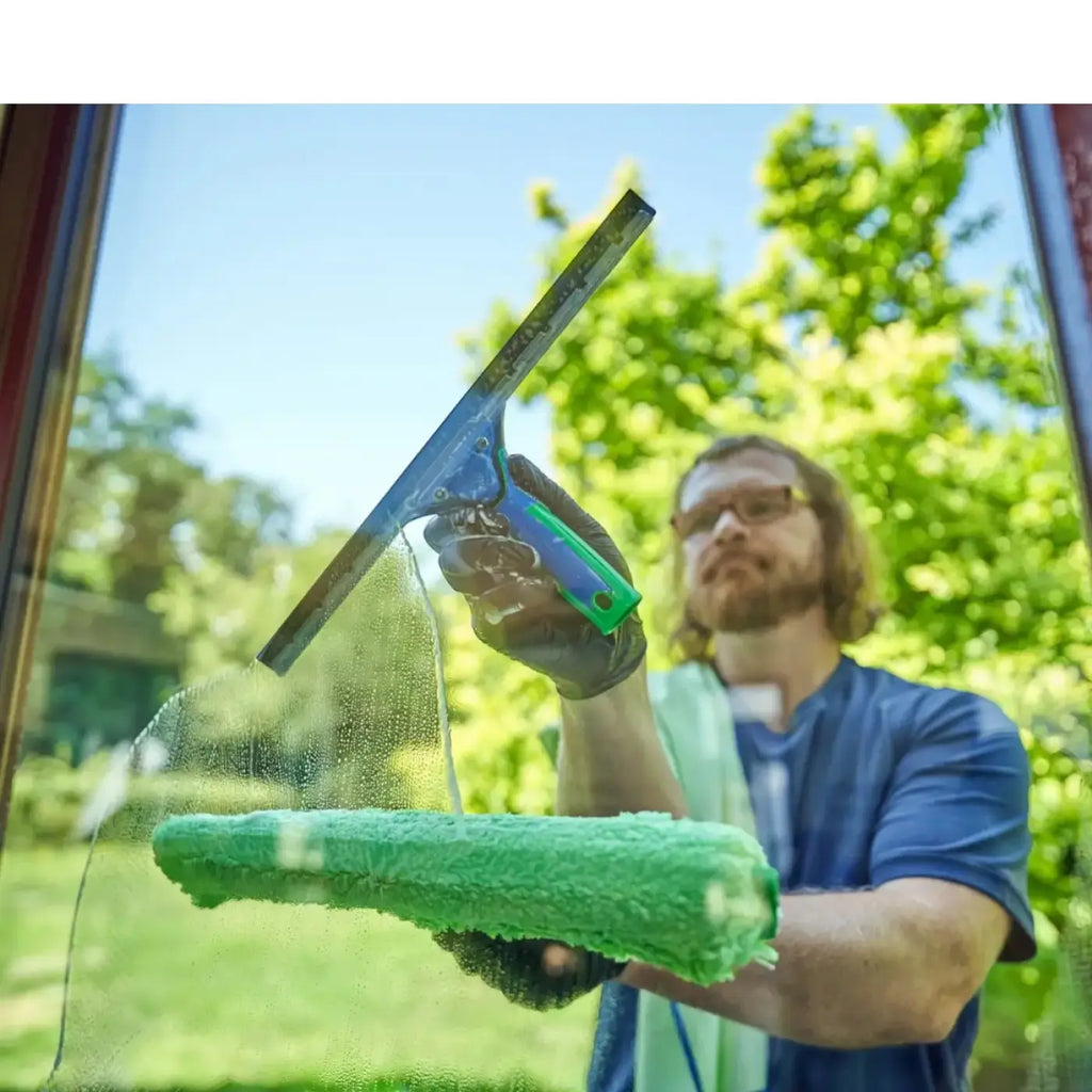 Unger greenlabel fensterreinigungs-set gtk35 grüne mikrofaser-wischer mit blauem griff beim glasreinigen