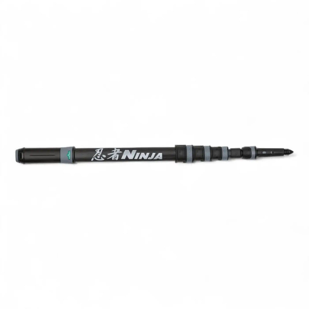 Schwarze und graue teleskopische fishing rod aus carbon mit ninja branding im unger ninja 6in1 set