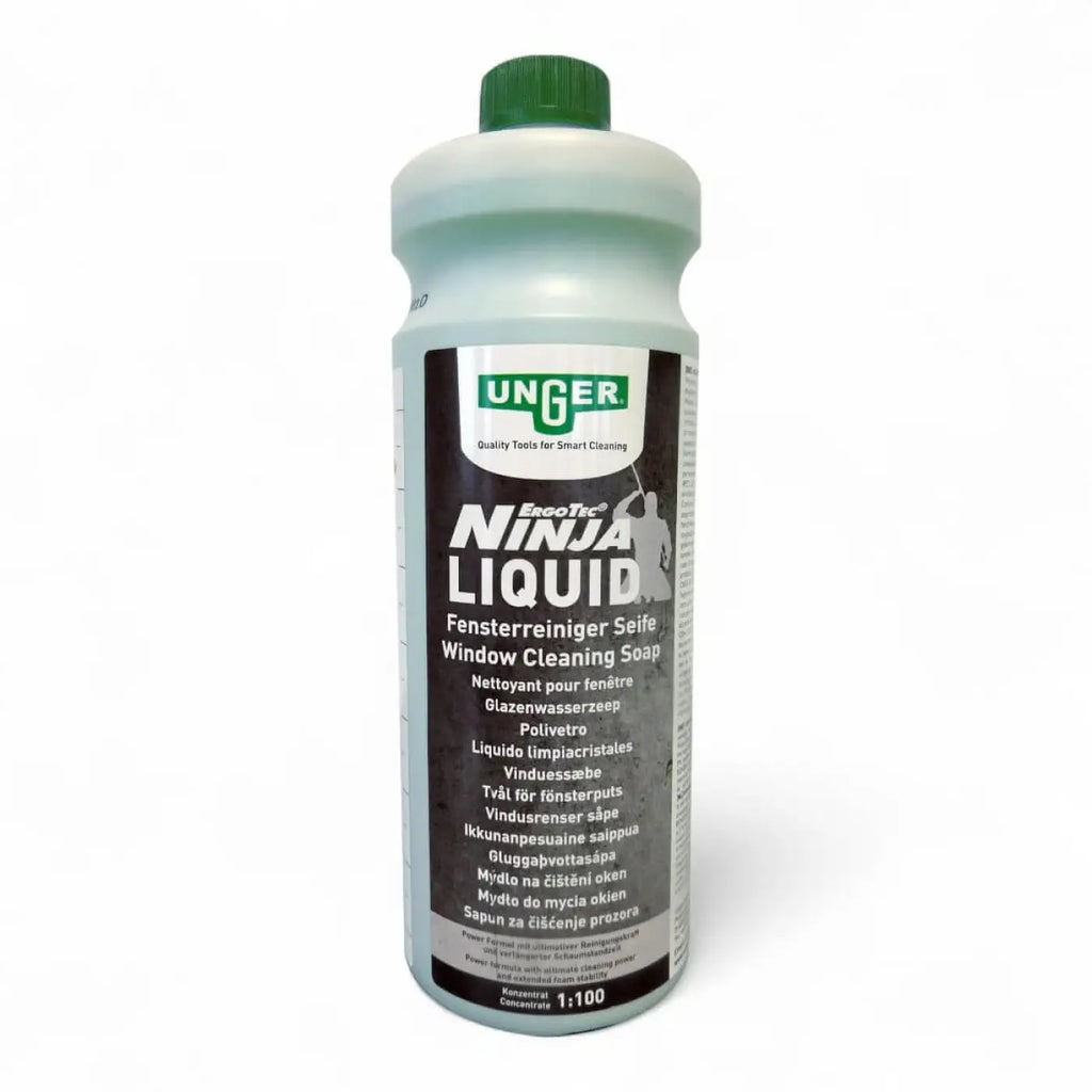 Translucente hellgrüne plastikflasche mit grünem deckel und etikett unger ninja liquid window cleaning soap im unger ninja 6in1 carbon-stangen-set akn19 glasreinigungsset