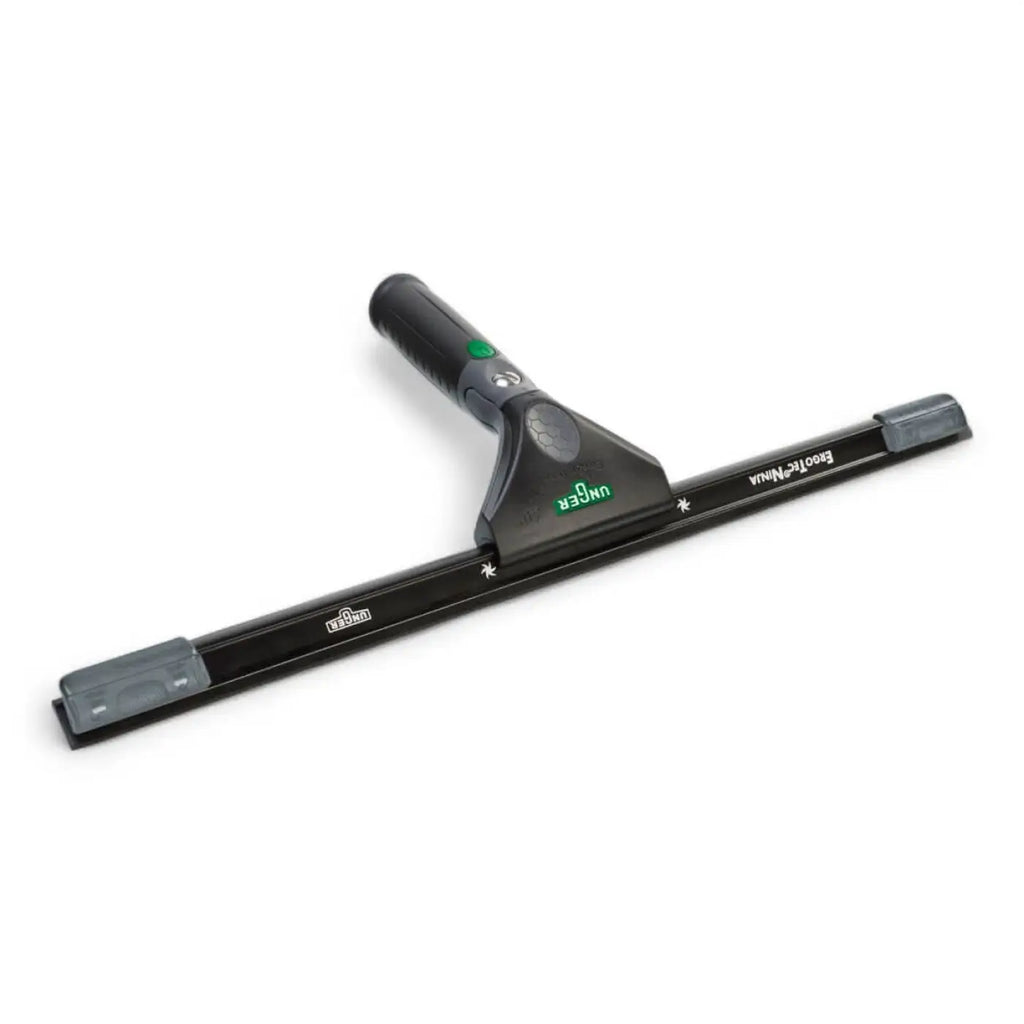 Schwarzer unger econinja squeegee mit strukturiertem griff und grauen gummierten kanten im unger ninja 6in1 carbon-stangen-set akn19 glasreinigungsset