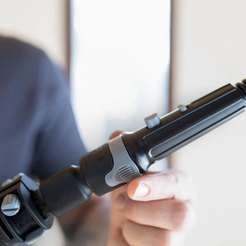 Schwarz-grauer verstellbarer tripodkopf mit strukturiertem griff und arretierungsknöpfen im unger ninja 6in1 carbon-stangen-set akn19 glasreinigungsset